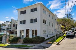 manly-holiday-apartment-1