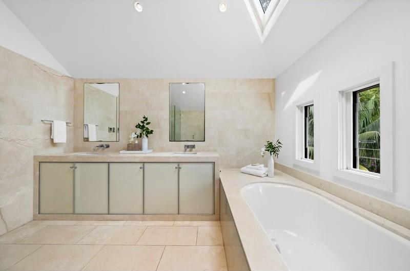 rose bay accommodation bathtub